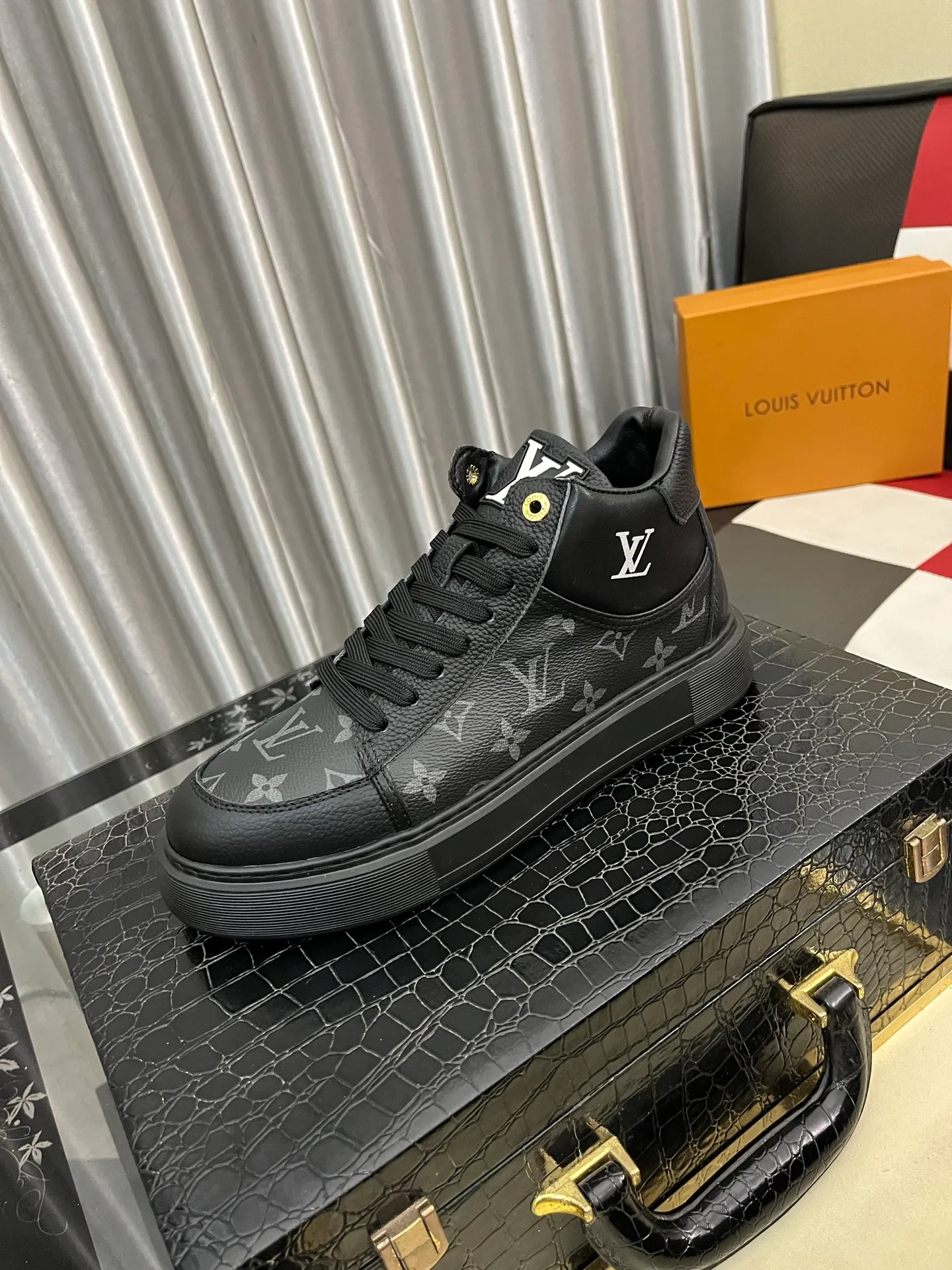 Men's shoes 💰458⌚️⌚️《Louis vuitton/LV Louis Vuitton》original quality.~ Unique modern style sneakers. 🏃A must-have casual shoe for trendy men😍😍 Original brand imported from Italy, imported original leather, cowhide lining (refuses to discolor and grind feet) sole: original sole provided by the original factory, French lazy style design ⚠️Fit to the feet, original quality, super comfortable original sole. Code number: 38-442️⃣Colors available